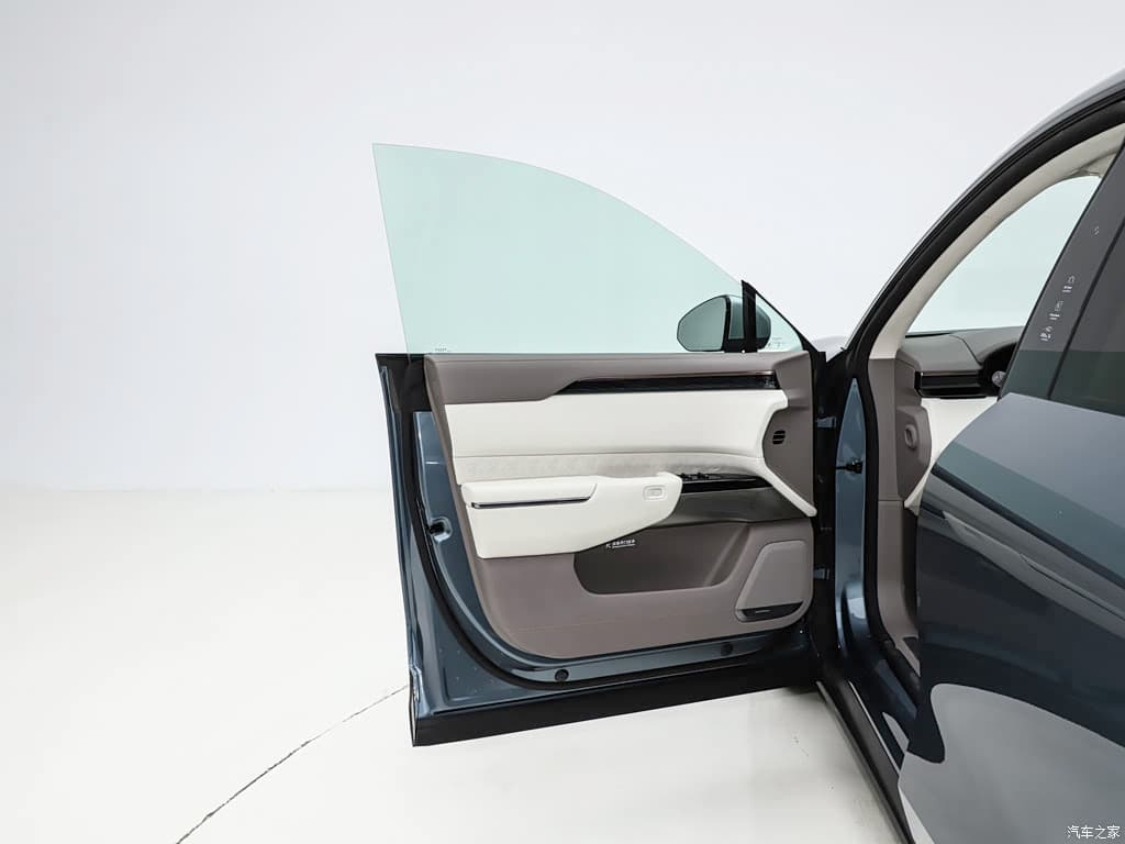 2026 Zeekr 7X — Zeekr 7X rear passenger seating, for export